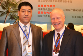 我院代文新主任和国外专家合影 我院代文新主任和国外专家合影