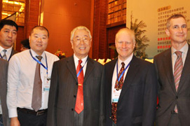我院代文新主任和郭应禄院士等国内外专家合影 我院代文新主任和郭应禄院士等国内外专家合影